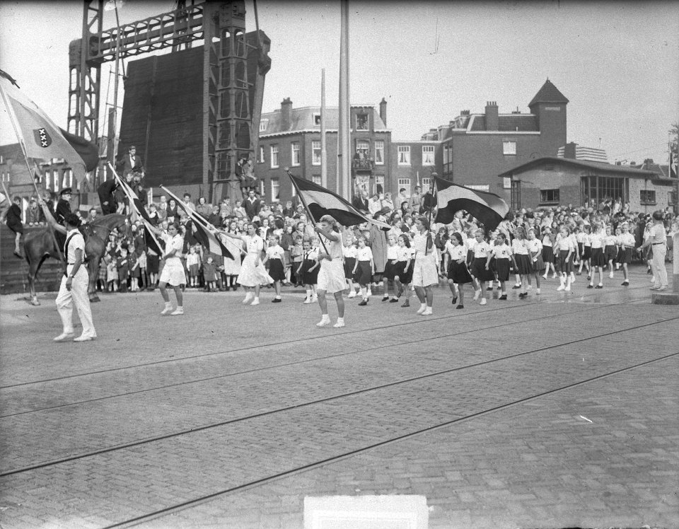 Opening Overtoombrug te Amsterdam jeugd met vaandels, Bestanddeelnr 903-6149