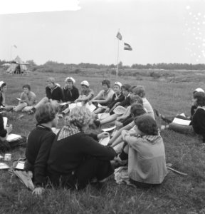 Opening Nationale Waterkampioenschappen in Nieuwkoop. Groep padvindsters, Bestanddeelnr 912-7732