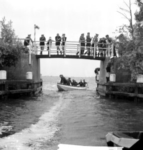Opening Nationale Waterkampioenschappen in Nieuwkoop Verkenners in bootje onder, Bestanddeelnr 912-7734