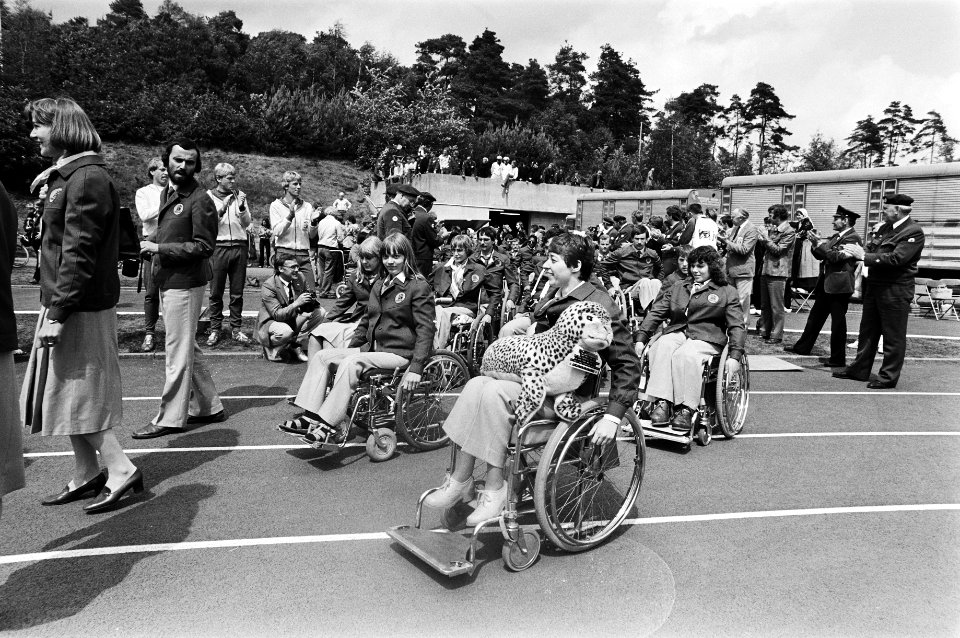 Opening Olympische Spelen voor Gehandicapten in Arnhem deelnemers tijdens defil, Bestanddeelnr 930-8900