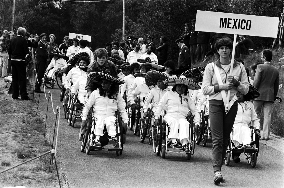 Opening Olympische Spelen voor Gehandicapten in Arnhem deelnemers tijdens defil, Bestanddeelnr 930-8897