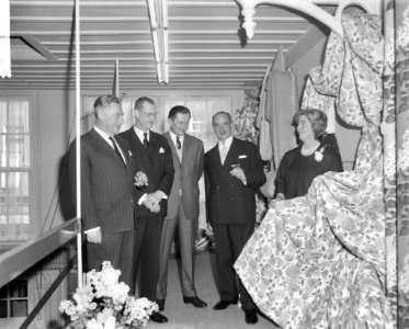 Opening nieuw pand woningtextiel van de NV Handelsonderneming Monarch aan de Bro, Bestanddeelnr 915-1268