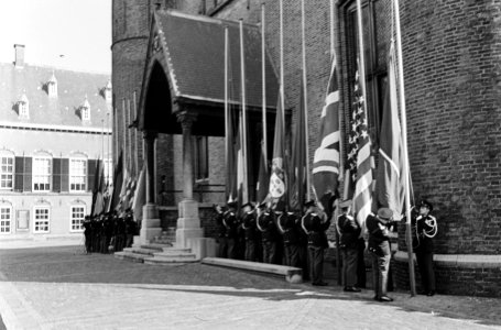 Opening NATO conferentie te Den Haag , vlaggen op het Binnenhof, Bestanddeelnr 916-4264