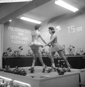 Opening najaarsbeurs, jongedames demonstreren rolschaatsen, Bestanddeelnr 911-5920