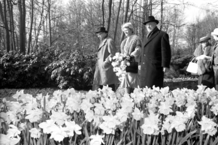 Opening Keukenhof door Minister Klompé, de heer de Graaf en Minister Klompé, Bestanddeelnr 912-2643