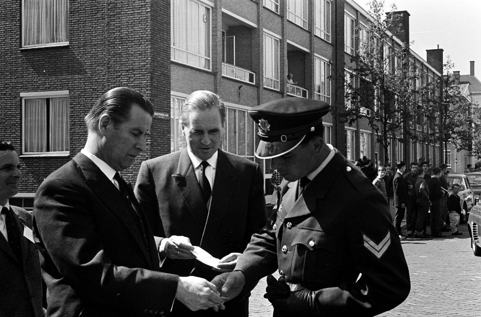 Opening NATO conferentie te Den Haag , mr Gerard Schroder met prof Carlsen ton, Bestanddeelnr 916-4256