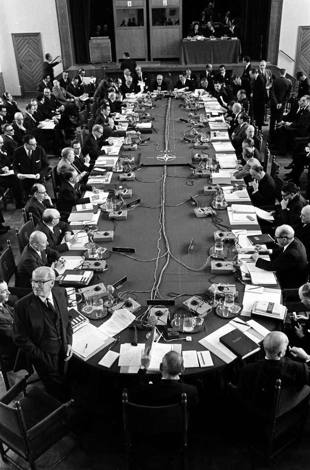 Opening NATO conferentie te Den Haag , overzicht van Conferentie in de Juliana K, Bestanddeelnr 916-4258