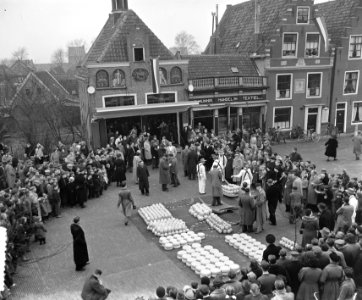 Opening kaasmarkt in Edam, Bestanddeelnr 906-3474
