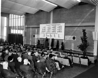 Opening Landbouwwerktuigtentoonstelling in de RAI door dr ir G de Bakker open, Bestanddeelnr 915-9667
