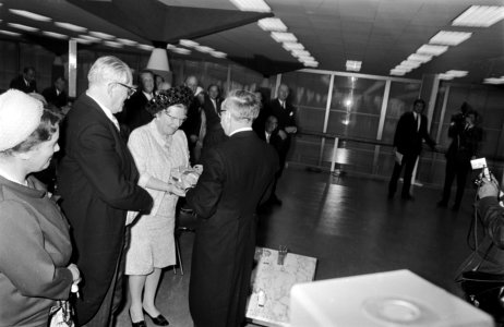 Opening Nederlandse Bank door koningin Juliana . koningin Juliana ontvangt van p, Bestanddeelnr 921-3276