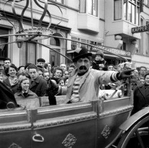 Opening nieuwe winkelstraat in Eindhoven door Dorus met burgemeester Van Rooy, Bestanddeelnr 909-1153