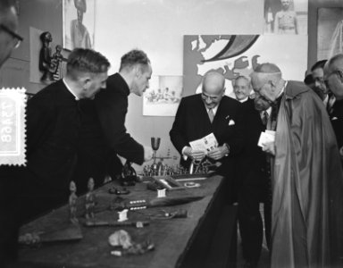 Opening Missietentoonstelling Amate Amsterdam, Mgr. Huibers opent tentoonstellin, Bestanddeelnr 907-3468