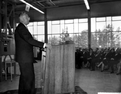 Opening nieuwe glas en machinefabriek van Philips te Eindhoven door Minister pro, Bestanddeelnr 909-4036