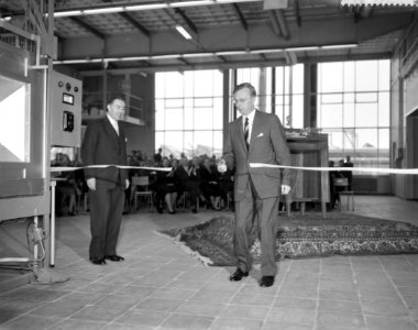 Opening nieuwe glas en machinefabriek van Philips te Eindhoven door Minister pro, Bestanddeelnr 909-4035