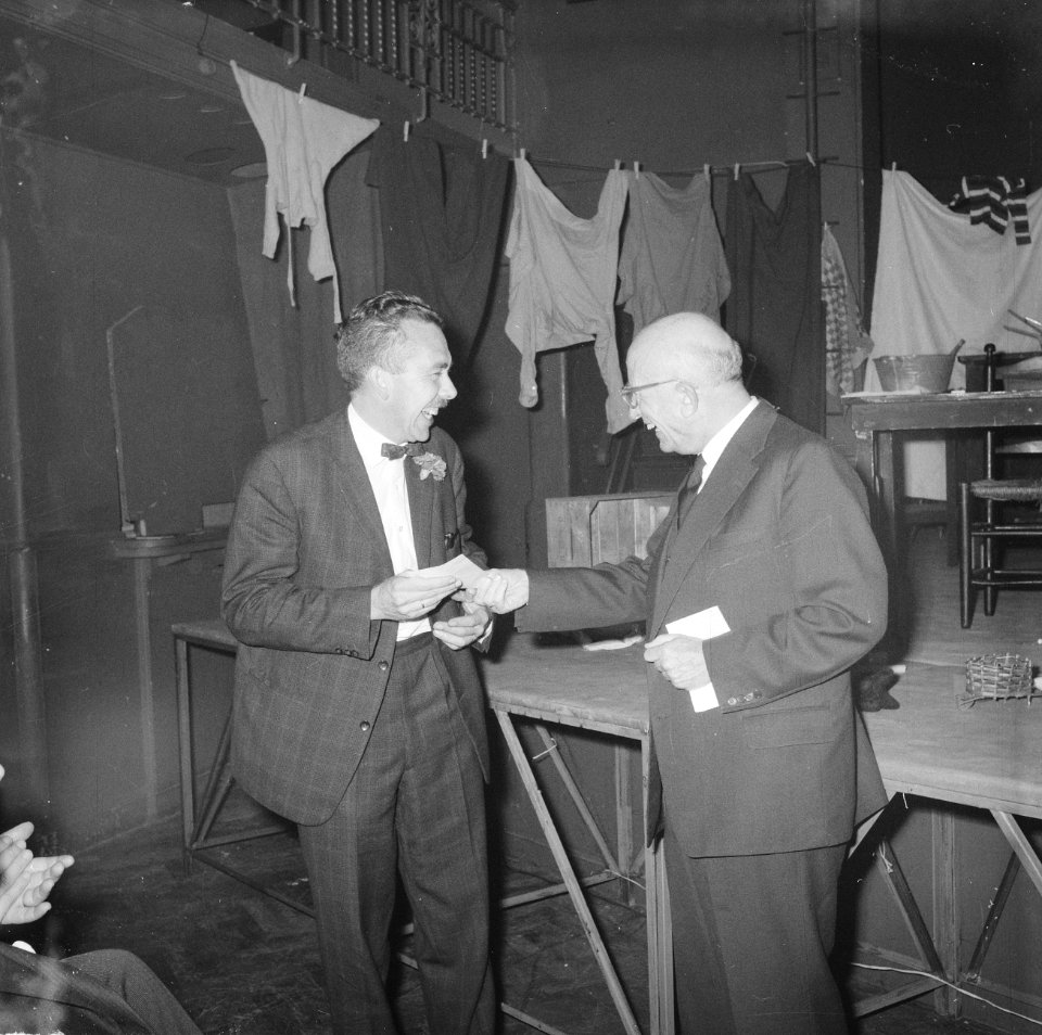 Opening Kinderboekenweek 1962, wethouder Koets overhand Jean Dulieu de prijs van, Bestanddeelnr 914-4565