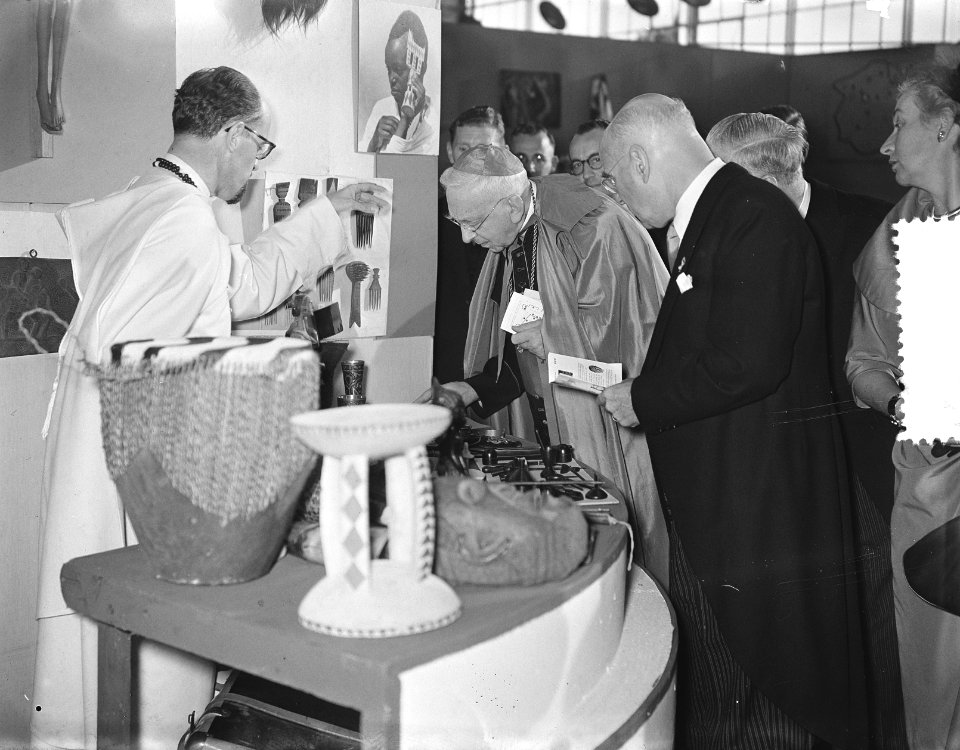 Opening Missietentoonstelling Amate Amsterdam, Mgr. Huibers opent tentoonstellin, Bestanddeelnr 907-3467