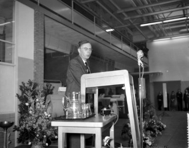 Opening nieuwe glas en machinefabriek van Philips te Eindhoven door Minister pro, Bestanddeelnr 909-4038