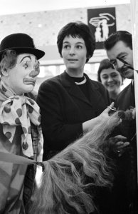 Opening Kinderkapsalon links Pipo de Clown, in het midden Mies Bouwman, Bestanddeelnr 913-4944