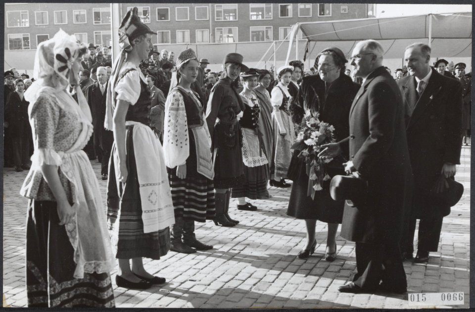 Opening Julianahal op het Jaarbeursterrein door koningin Juliana. De koningin wa, Bestanddeelnr 015-0066