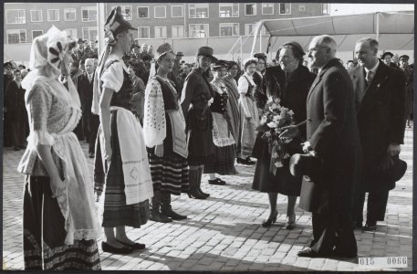 Opening Julianahal op het Jaarbeursterrein door koningin Juliana. De koningin wa, Bestanddeelnr 015-0066