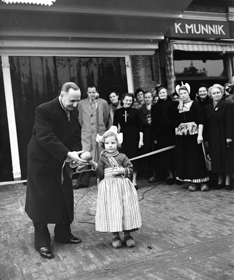 Opening kaasmarkt in Edam, Bestanddeelnr 906-3472