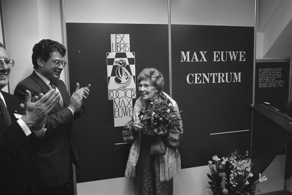 Opening Max Euwe centrum door mevrouw Euwe Bergman , weduwe van de in 1981 overl, Bestanddeelnr 933-8088