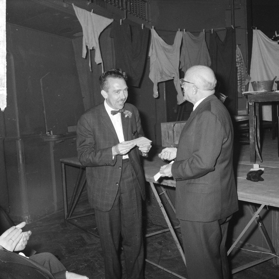 Opening Kinderboekenweek 1962, wethouder Koets overhand Jean Dulieu de prijs van, Bestanddeelnr 914-4568