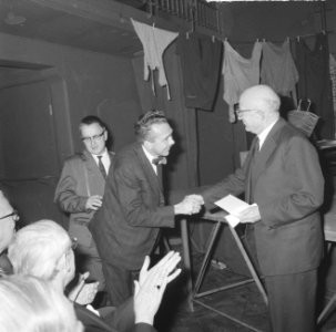 Opening Kinderboekenweek 1962, wethouder Koets overhand Jean Dulieu de prijs van, Bestanddeelnr 914-4567