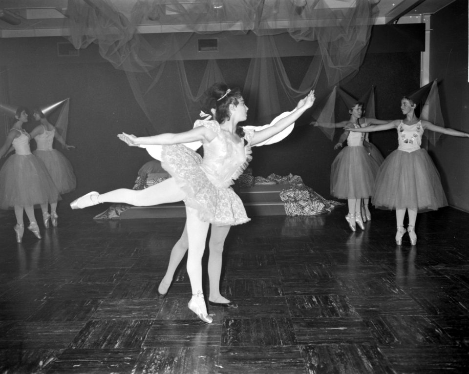 Opening Meubelvakbeurs in Rotterdam Balletgroepje danst de Schone Slaapster, Bestanddeelnr 913-1493