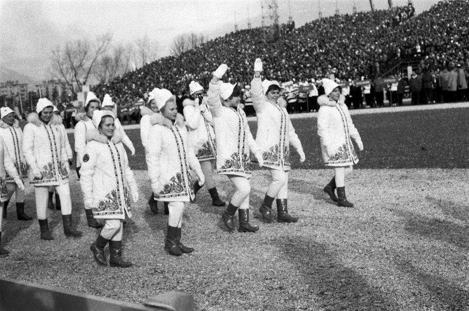 Opening Olympische winterspelen te Grenoble, nummer 6 en Russiche Damesploeg, Bestanddeelnr 921-0543