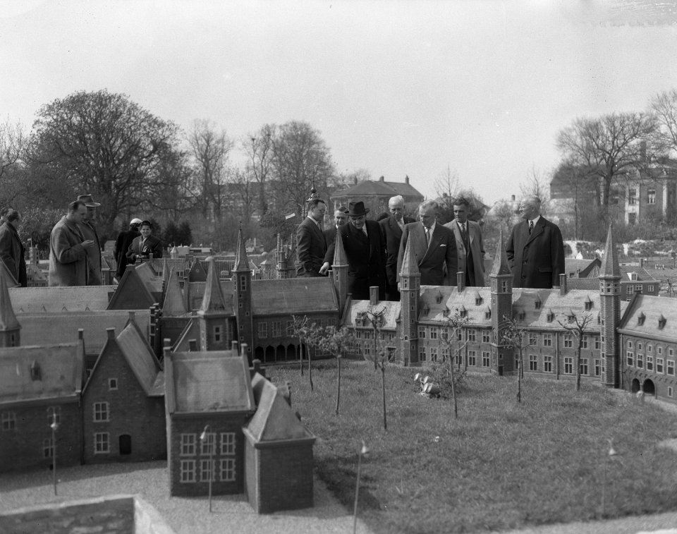 Opening paviljoen spoorwegen in Miniatuur Middelburg Walcheren, Bestanddeelnr 907-7210