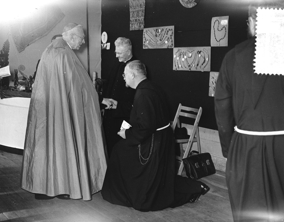 Opening Missietentoonstelling Amate Amsterdam, Mgr. Huibers op tentoonstelling, Bestanddeelnr 907-3472