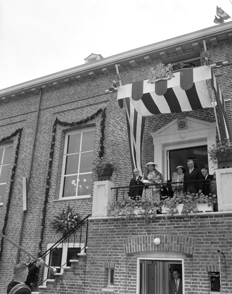 Opening nieuwe gemeentehuis te Heusden door koningin Juliana op het bordes van , Bestanddeelnr 907-9955