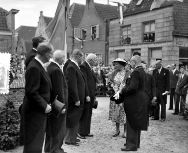Opening nieuwe gemeentehuis te Heusden door koningin Juliana begroeting van het, Bestanddeelnr 907-9951