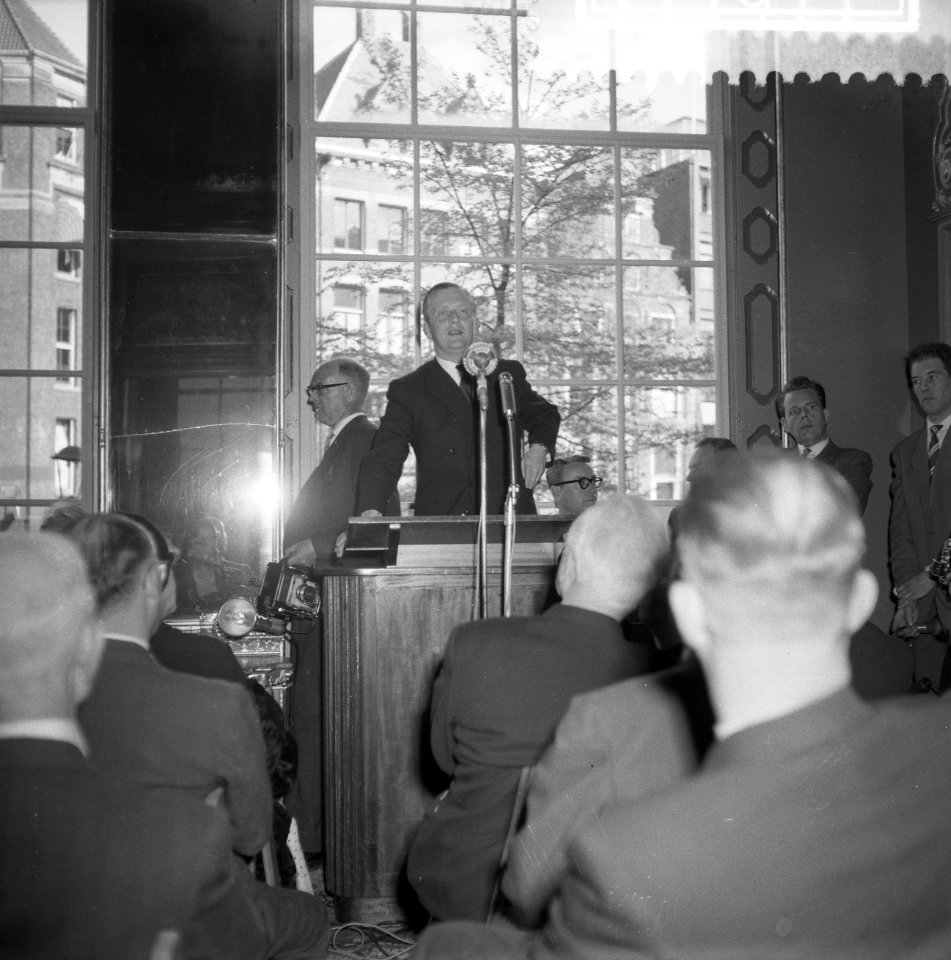 Opening toneelmuseum door Staatssecretaris mr Y Scholten, Bestanddeelnr 911-1911