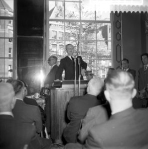 Opening toneelmuseum door Staatssecretaris mr Y Scholten, Bestanddeelnr 911-1911