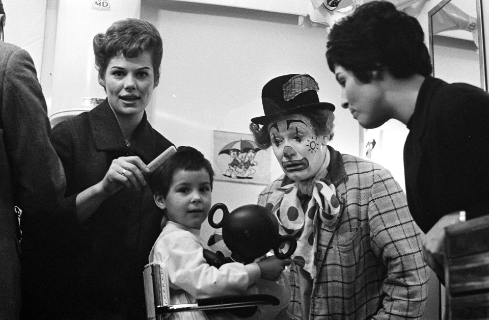 Opening Kinderkapsalon Pipo de Clown, rechts Mies Bouwman, Bestanddeelnr 913-4947