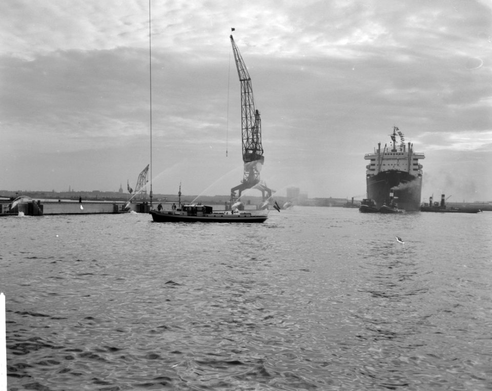 Opening nieuwe insteekhaven NDSM. Walvisvaarder Willem Barentz vaart binnen, Bestanddeelnr 913-0161