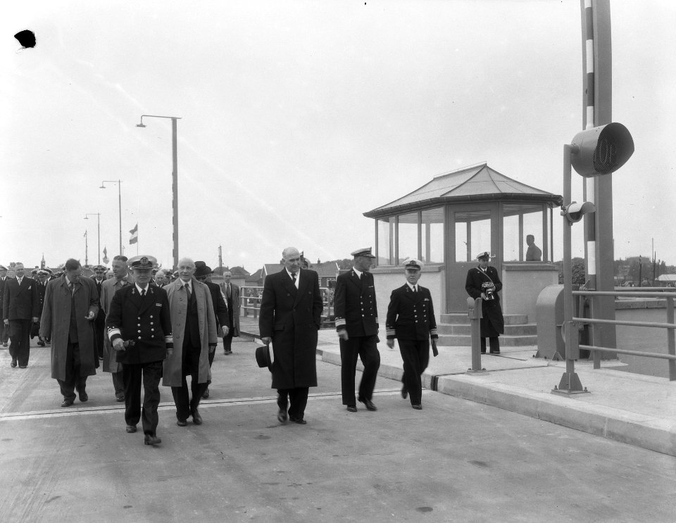 Opening nieuwe haven in Den Helder met kabel doorvaren door Karel Doorman, Bestanddeelnr 906-5637