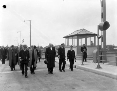 Opening nieuwe haven in Den Helder met kabel doorvaren door Karel Doorman, Bestanddeelnr 906-5637