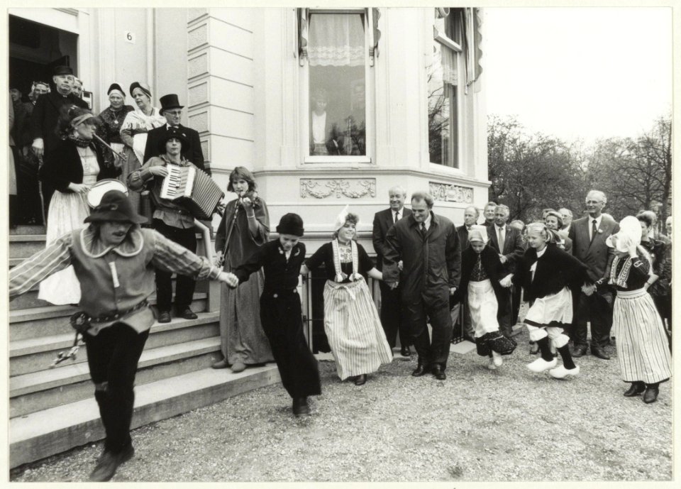 Opening met een folkloristische dansgroep van de nieuwe Provinciale VVV aan het Florapark. In het midden staatssecretaris Evenhuis, die de opening verrricht. NL-HlmNHA 54023709