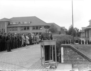 Opening tweede vrijwilligers opleidingscentrum te Ede Inspectie door Generaal Kr, Bestanddeelnr 904-0487