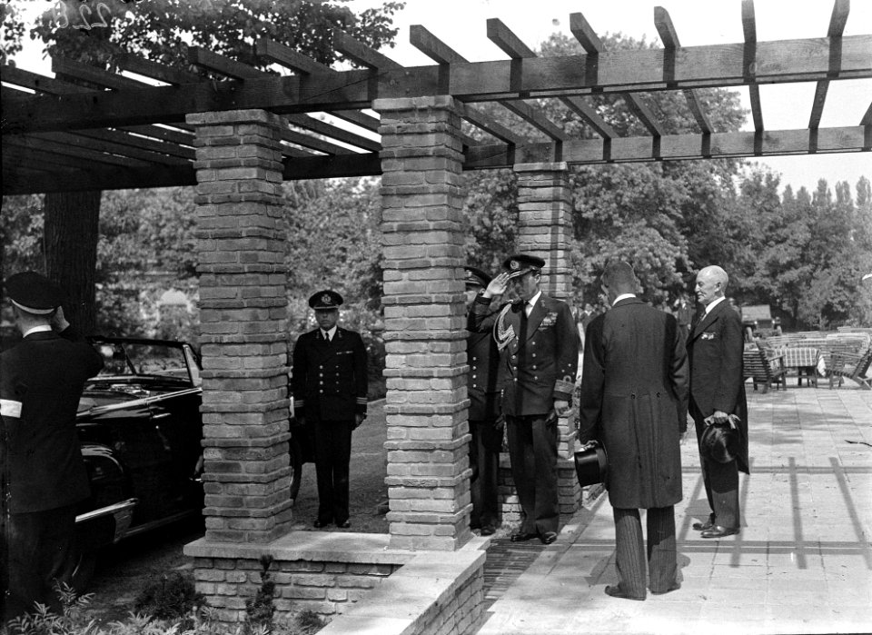 Opening marinetentoonstelling Dierentuin Den Haag . Aankomst Prins Bernhard, Bestanddeelnr 902-2819