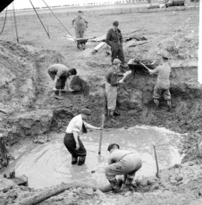Opgraving neergeschoten vliegtuig in polder bij Waalwijk. Overzicht van de werkz, Bestanddeelnr 912-6993