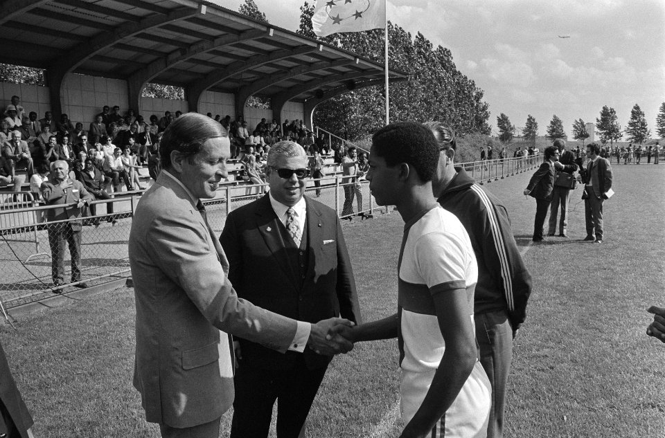 Opening Koninkrijksspelen door Prins Claus op AFC-terrein te Amsterdam, spelers…, Bestanddeelnr 924-7775
