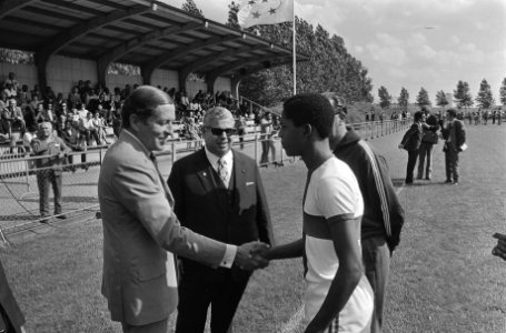 Opening Koninkrijksspelen door Prins Claus op AFC-terrein te Amsterdam, spelers…, Bestanddeelnr 924-7775