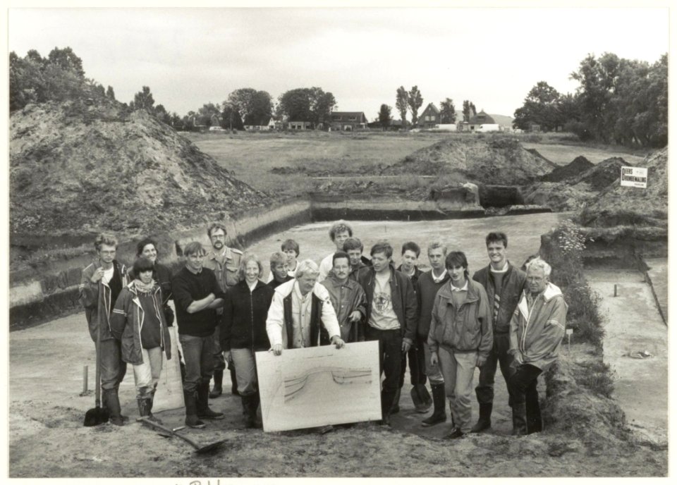 Opgravingen in de Zuiderpolder ter hoogte van de GroenewegFuikvaartgebied. Op de achtergrond het Liewegje en de Ringvaart. 4e persoon van links is archeoloog Maarten Poldermans. NL-HlmNHA 54020843