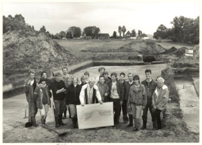 Opgravingen in de Zuiderpolder ter hoogte van de GroenewegFuikvaartgebied. Op de achtergrond het Liewegje en de Ringvaart. 4e persoon van links is archeoloog Maarten Poldermans. NL-HlmNHA 54020843