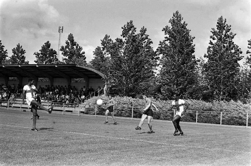 Opening Koninkrijksspelen door Prins Claus op AFC-terrein te Amsterdam, voetbal…, Bestanddeelnr 924-7781