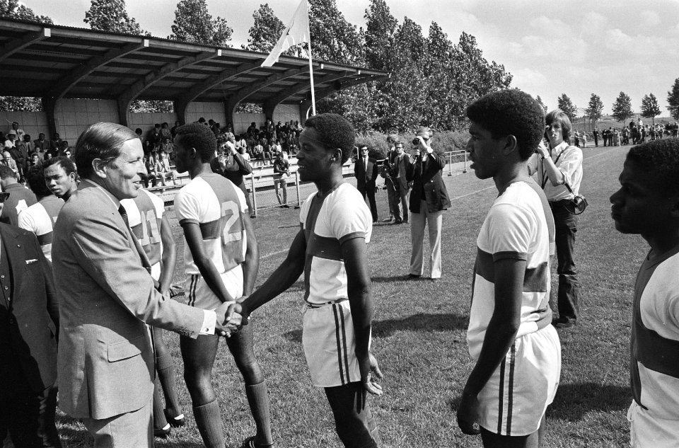 Opening Koninkrijksspelen door Prins Claus op AFC-terrein te Amsterdam, spelers…, Bestanddeelnr 924-7773